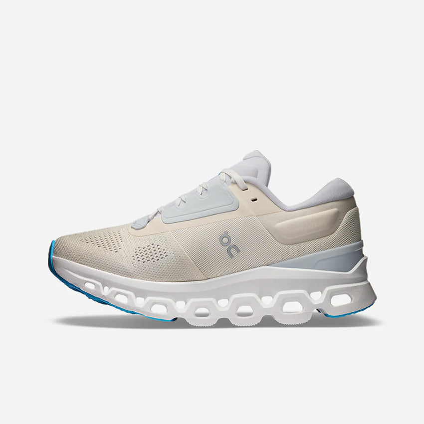 On Running Women&#39;s Cloudstratus 3 5.5