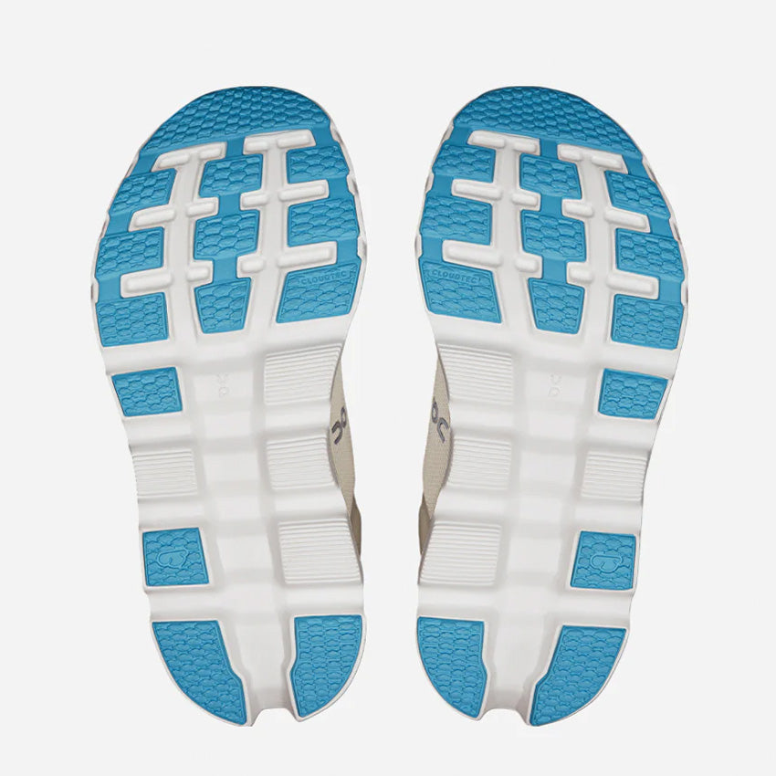 On Running Women&#39;s Cloudstratus 3 5.5